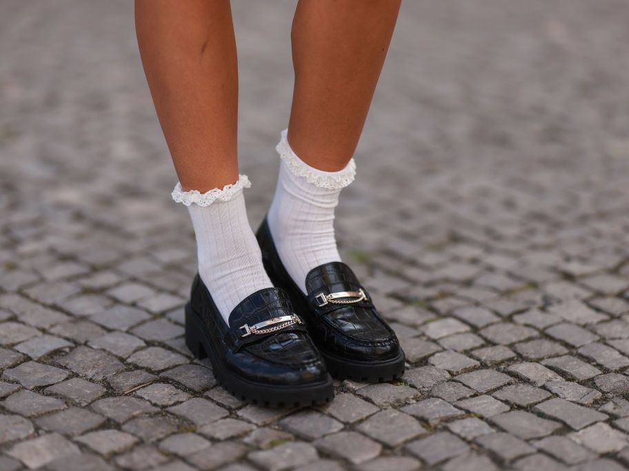 Con mocasines o zapatillas blancas: así es la bonita (y muy barata