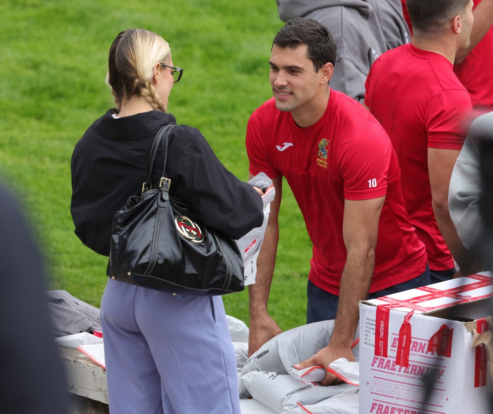 jessica goicoechea y el jugador de rugby manu moreno se muestran de lo mas enamorados entre besos y abrazos publicamente