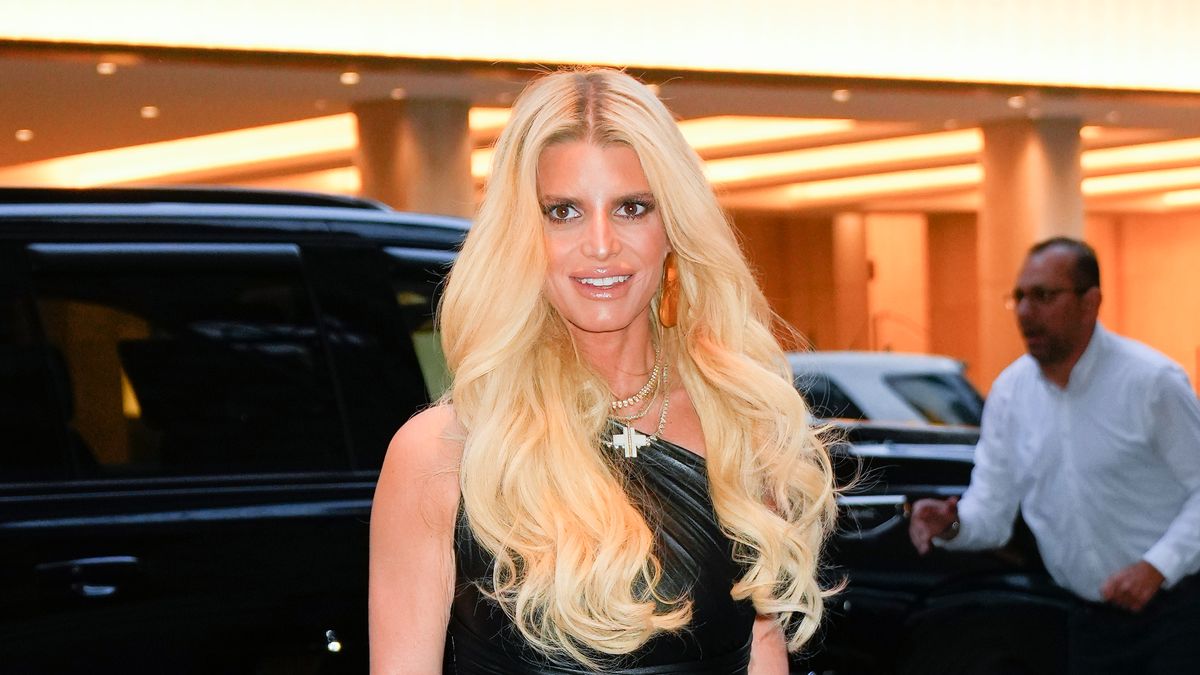 Jessica Simpson Has Sculpted Legs In A Swimsuit Photo On Instagram