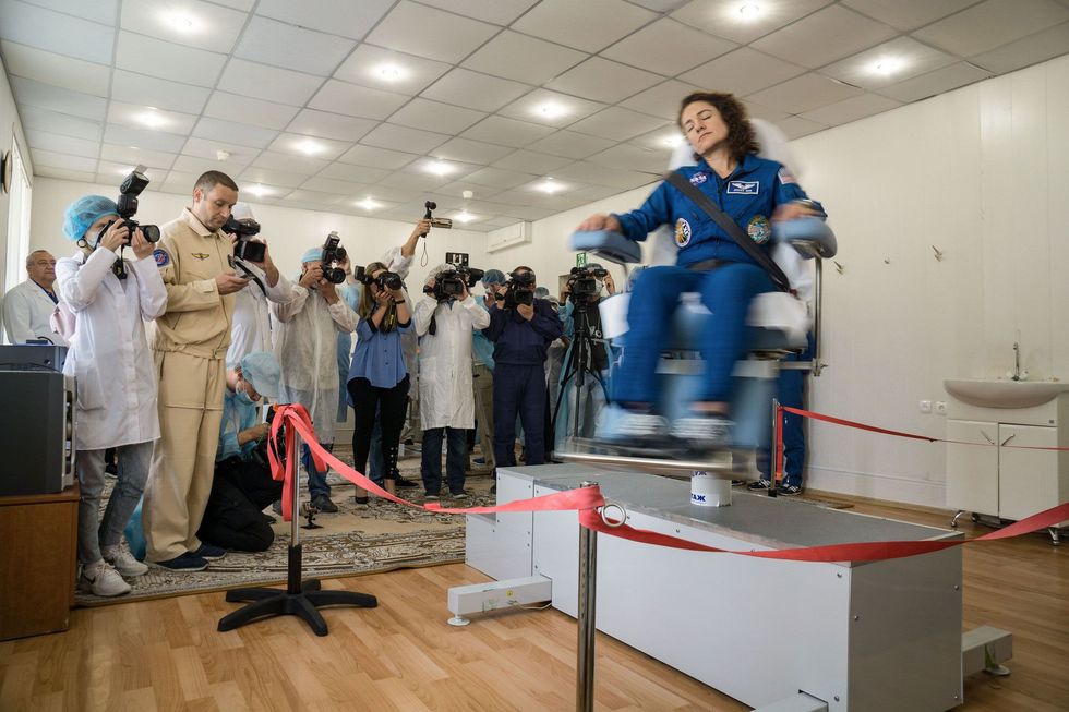 In het Kosmonautenhotel van het kosmodroom Baikonoer in Kazachstan maakt NASAastronaute Jessica Meir op 18 september 2019 een ritje in een rondtollende stoel om haar evenwichtssysteem te testen Een week later bracht een Russisch Sojoezruimtevaartuig haar naar het International Space Station