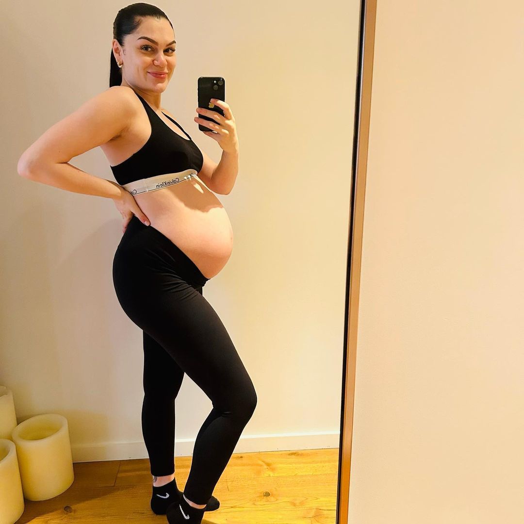 Jessie J posts naked bath selfie and pregnant pics in gym gear