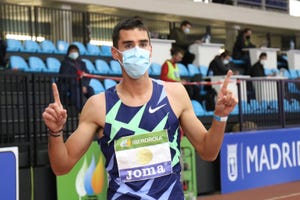 jesús gómez celebra el título de campeón de españa de los 1500 metros en pista cubierta