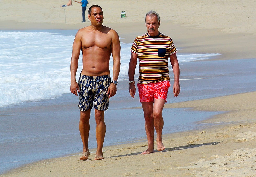 jesús mariñas y elio valderrama, su marido, en la playa
