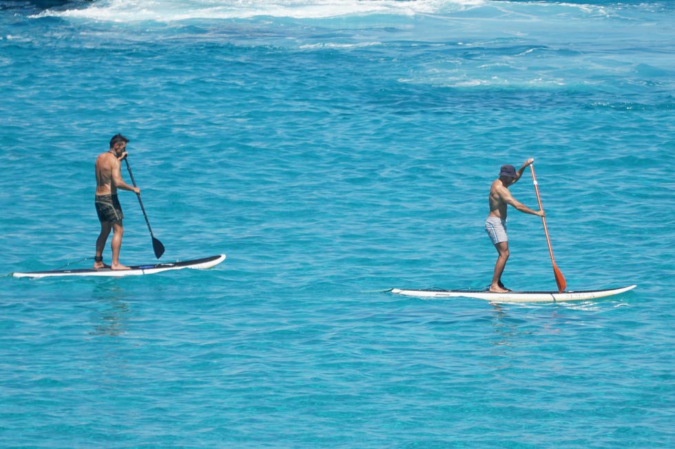 jesús vázquez y su marido roberto cortés haciendo padel surf en ibiza