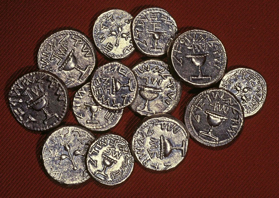 Een verzameling Joodse en Tyrische sjekels symboliseert de dertig zilverlingen die aan Judas werden betaald voor het verraad van Jezus
