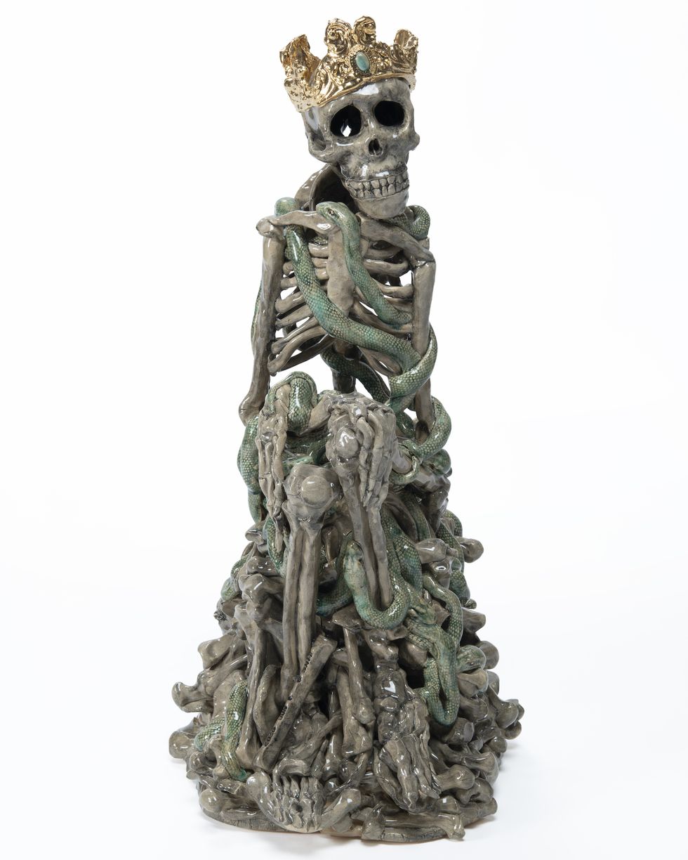 keramisch skulptuur ceramic sculpture, gesigneerd csmit 2020 juni1, zittend skelet met kroon vol slangen, sitting skeleton with crown full of snakesh   72 cmb   34 cmd  46 cm