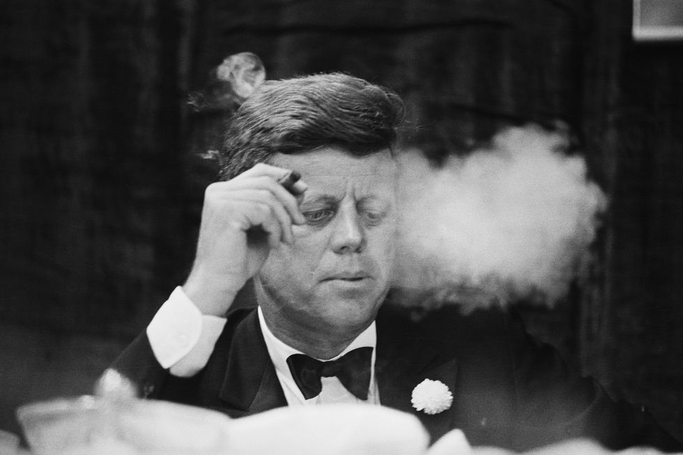 Presidente Kennedy fuma sigaro