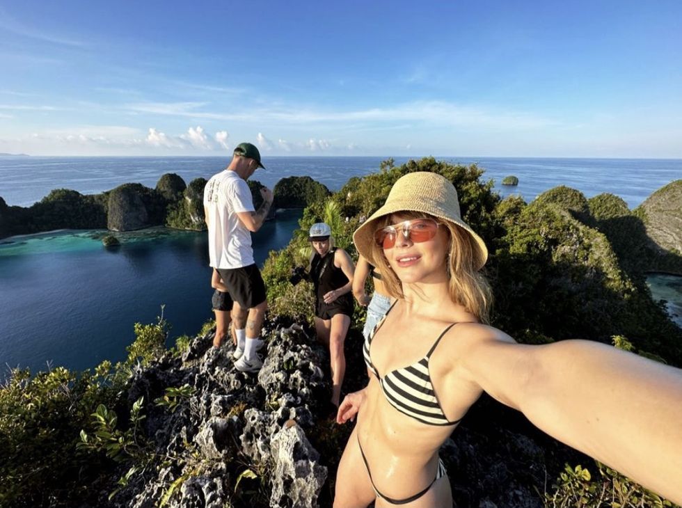Julianne Hough Is Living It Up In A Bikini With Epic Abs In IG Vacay Pics
