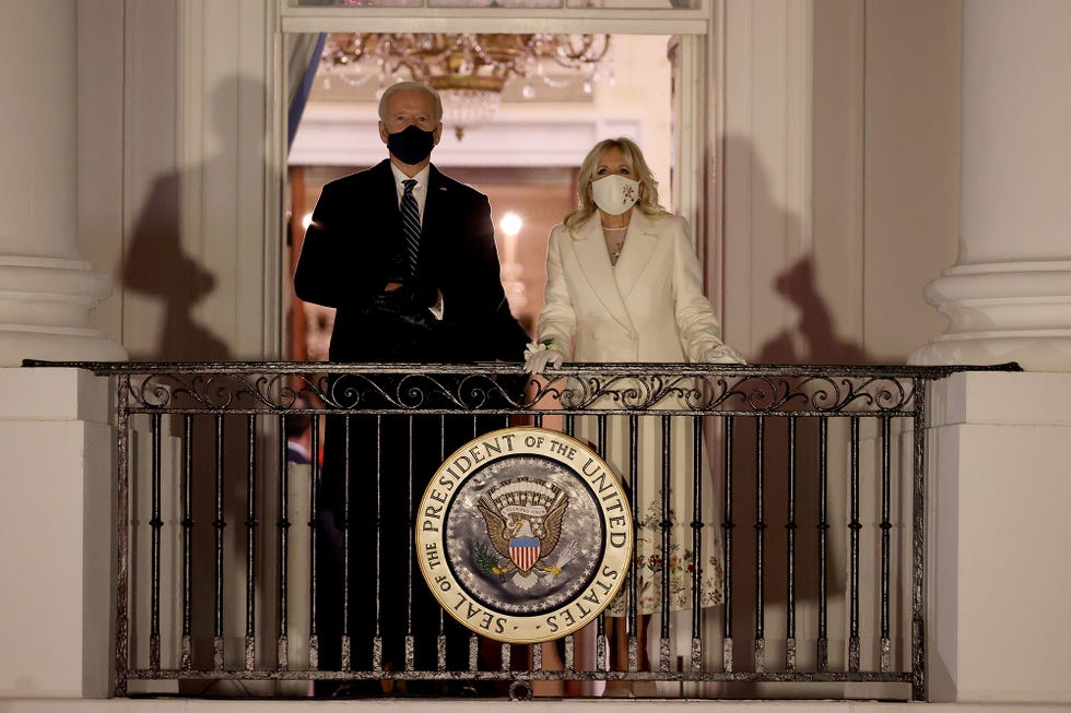 jill biden con abrigo y un vestido blancos de gabriela hearst en la inauguración de la presidencia de joe biden
