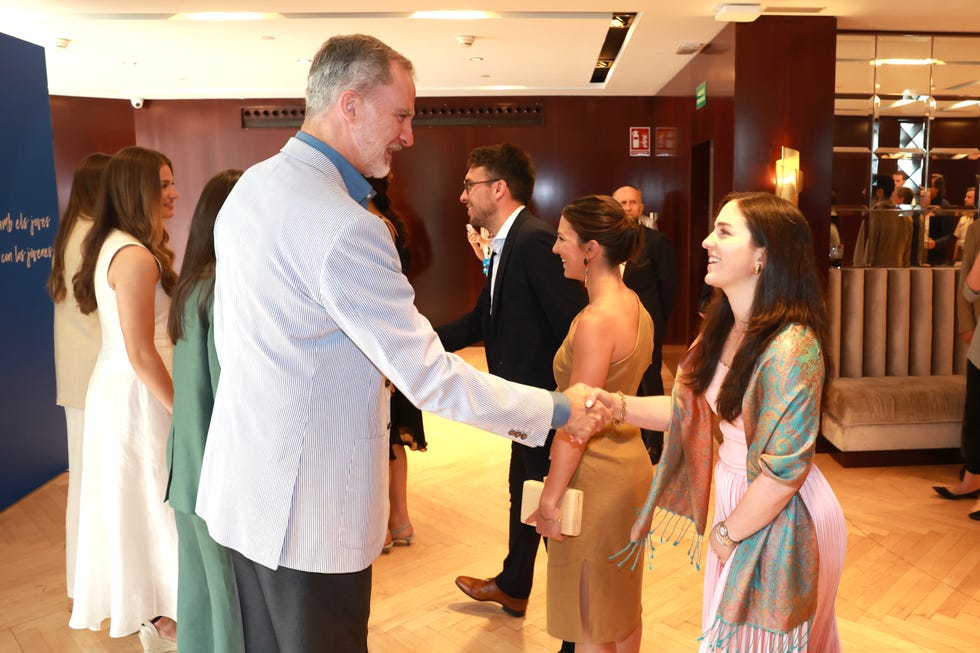 el rey felipe, la reina letizia, la princesa de asturias y la infanta sofia con los premiados de los princesa de girona