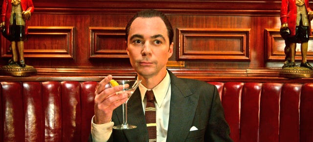 jim parsons caracterizado como el representante de actores henry wilson en una escena de la serie 'hollywood'