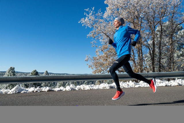 jim walmsley corre con las zapatillas hoka one one carbon x 2 abrigado contra el frío