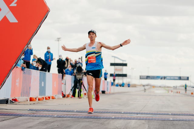 jim walmsley entra a la meta de su reto de los 100km project carbon x 2