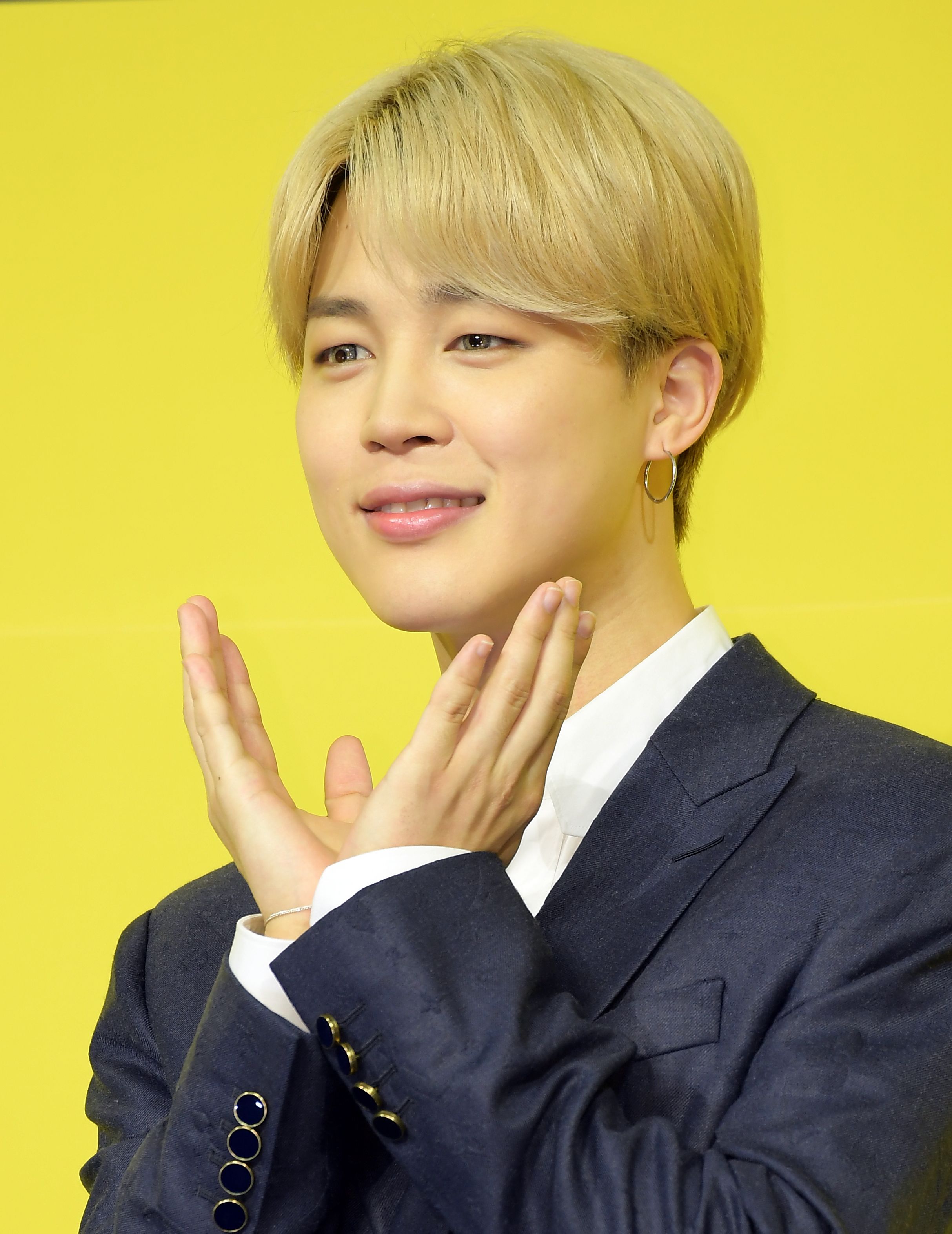 https://hips.hearstapps.com/hmg-prod/images/jimin-of-bts-attends-a-press-conference-for-btss-new-news-photo-1622762093.jpg