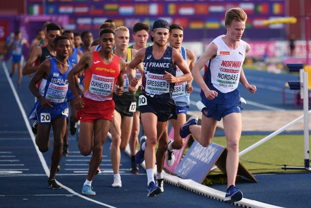 Abdessamad Oukhelfen corre junto al ganador de los 10.000m en Gavle 2019