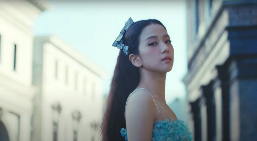 jisoo in her flower music video