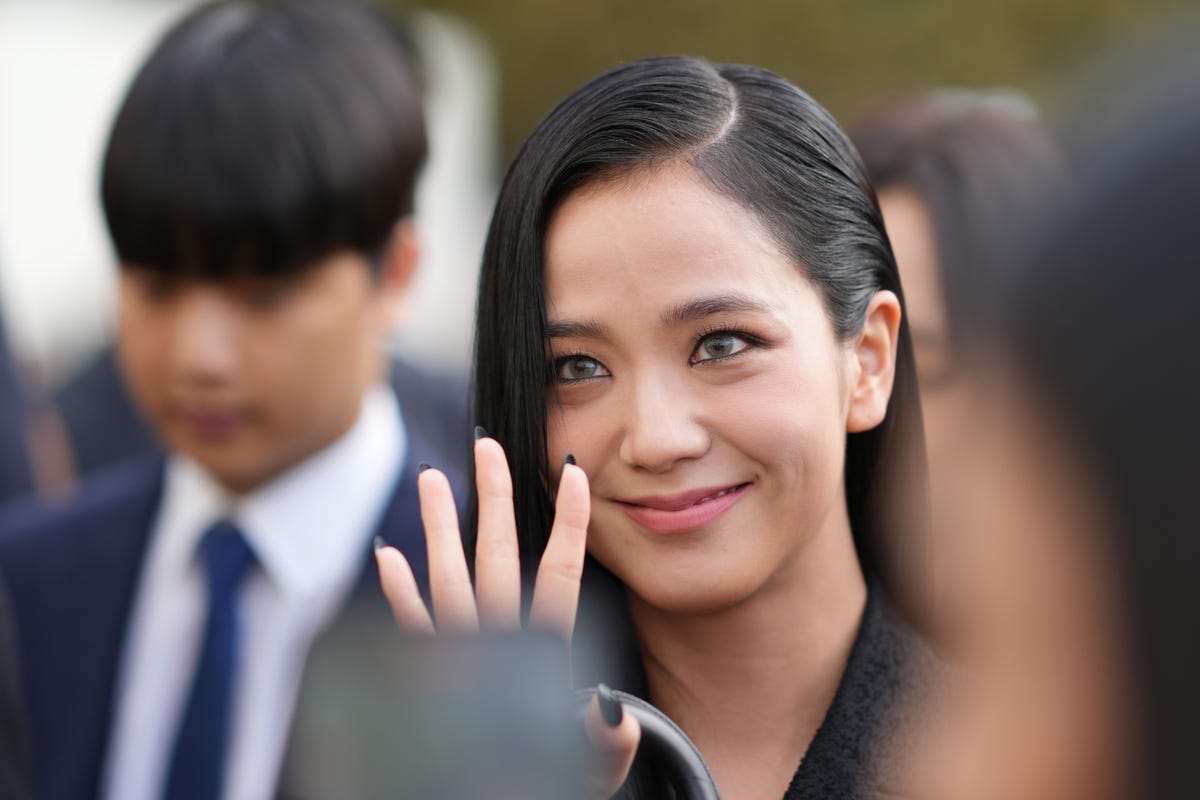 https://hips.hearstapps.com/hmg-prod/images/jisoo-is-seen-outside-dior-during-the-womenswear-spring-news-photo-1697573657.jpg?crop=0.88889xw:1xh;center,top&resize=1200:*