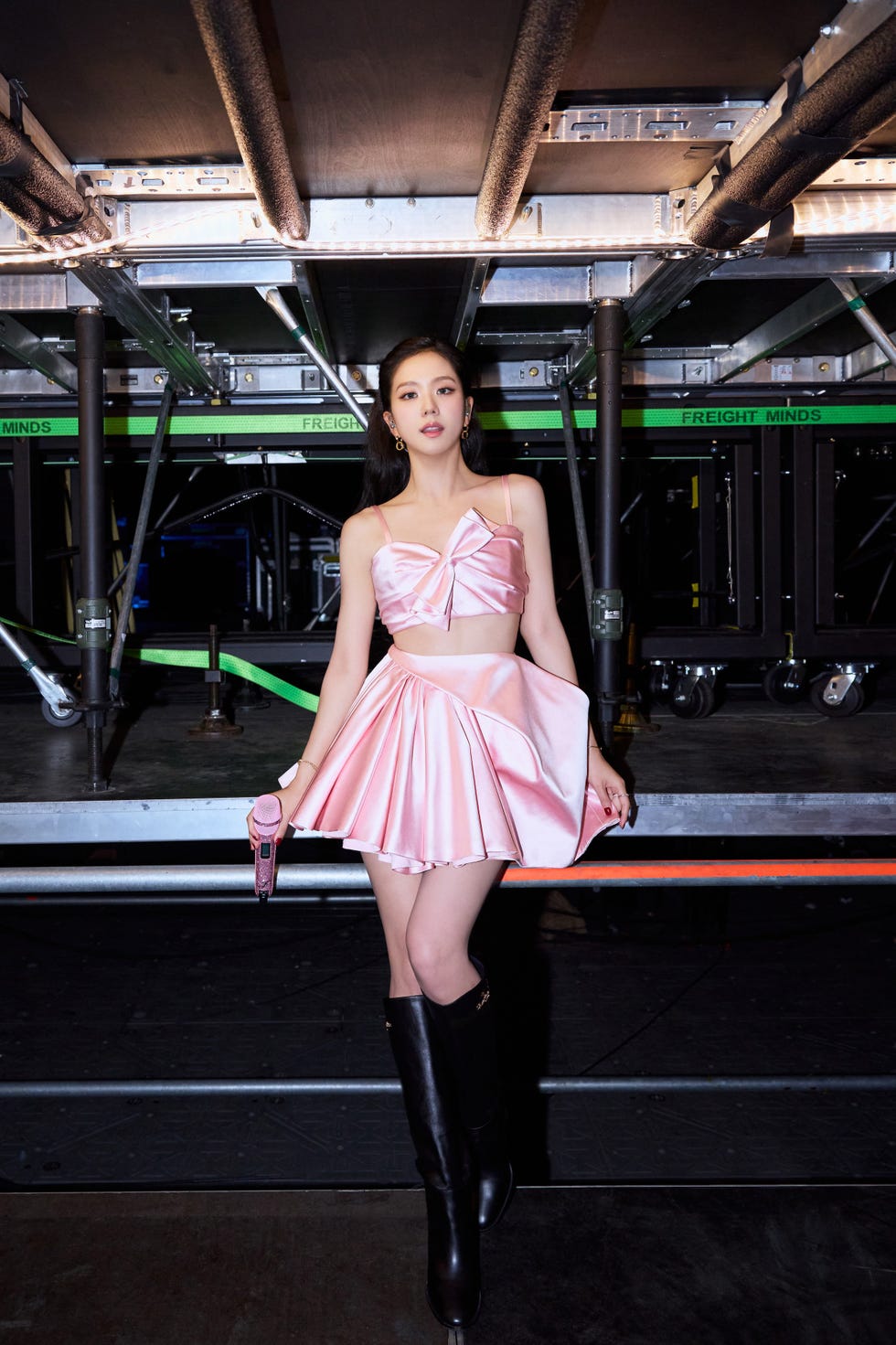 artista com roupa rosa nos bastidores