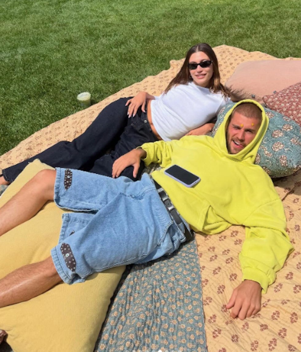 Dos personas descansando sobre una manta de picnic