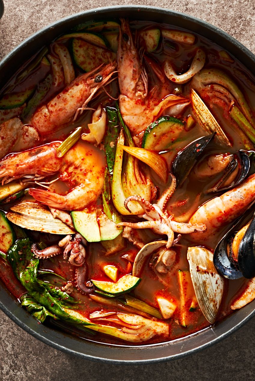 jjampong korean spicy seafood noodle soup