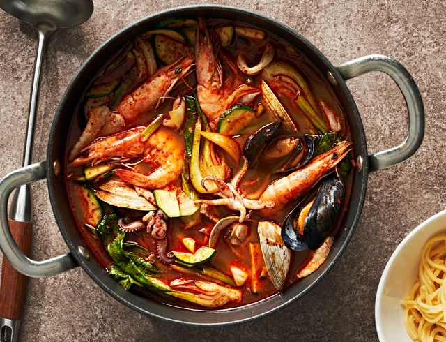 Best Jjamppong Recipe - How To Make Korean Spicy Seafood Noodle Soup