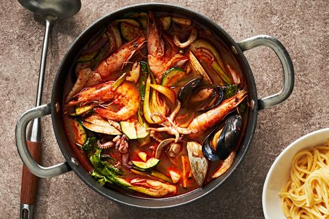jjampong korean spicy seafood noodle soup