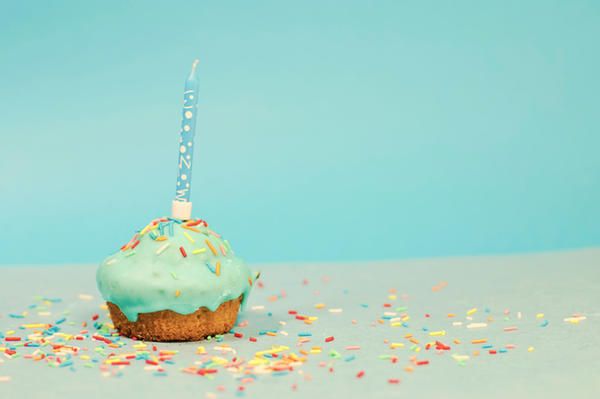 Perché spegnere le candeline sulla torta di compleanno è deleterio