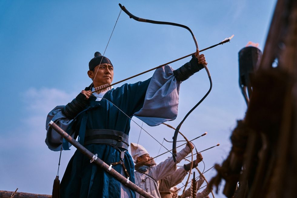 Bow and arrow, Archery, Arrow, Longbow, Bow, Kyūdō, Recreation, Sky, Compound bow, Tree, 