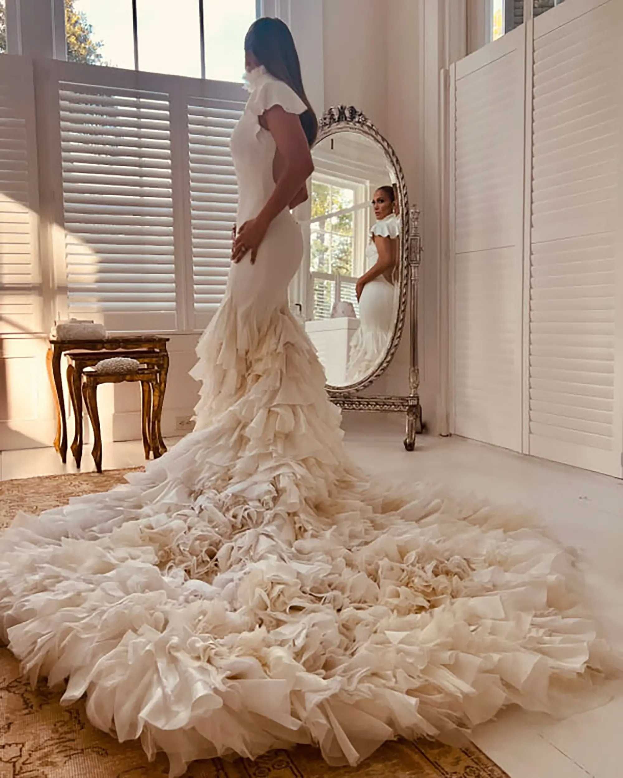 ジェニファー・ロペス、2回目の結婚式のウェディングドレスをチラ見せ