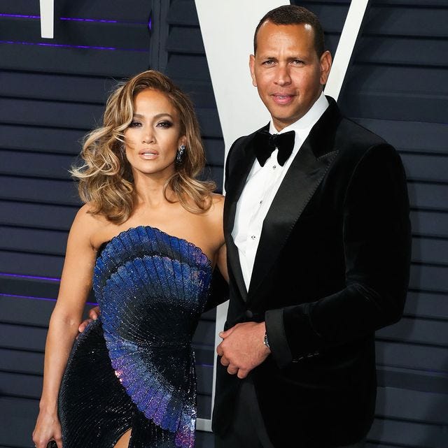 jennifer lopez y alex rodriguez posando elegantes en un photocall