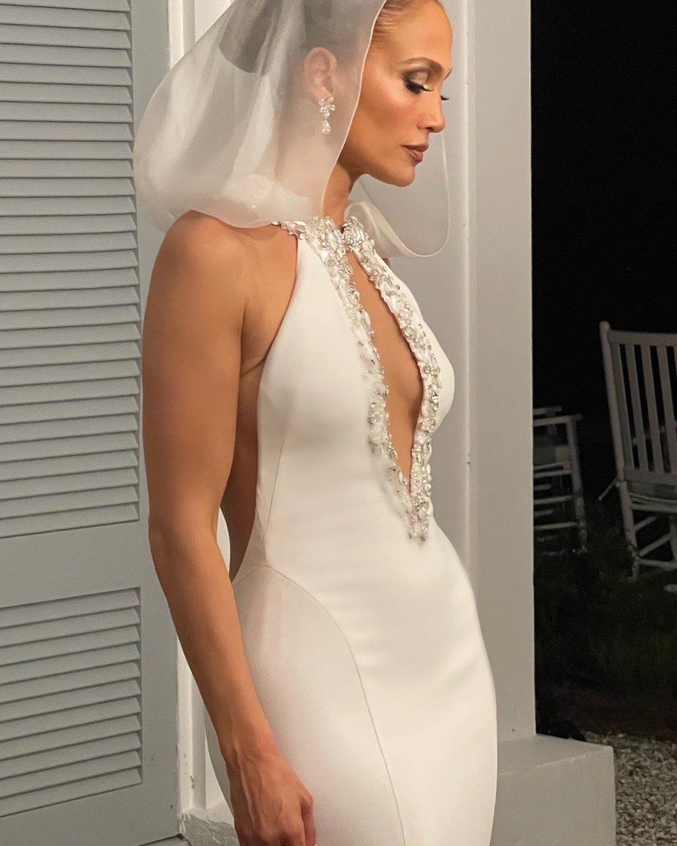 Depth of Field: Jennifer Lopez Once Again Enchants in a Viral Versace Dress  | WIRED