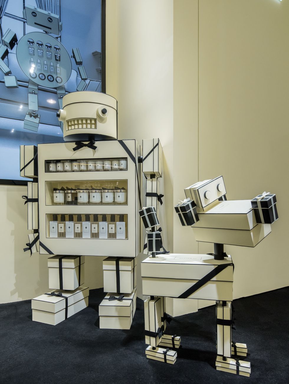 運用jo malone london辨識度極高的奶油色禮物盒與黑色緞帶打造出jobots機器人，可愛中帶的滿滿玩心！