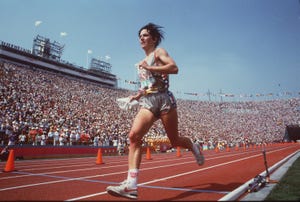 joan benoit recorre los últimos metros del maratón de los Ángeles 84 ante un coliseum stadium a reventar