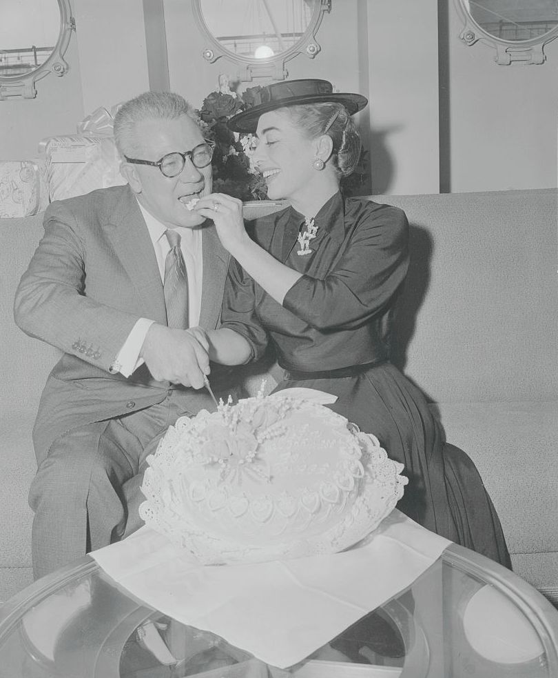 joan crawford feeding cake to husband