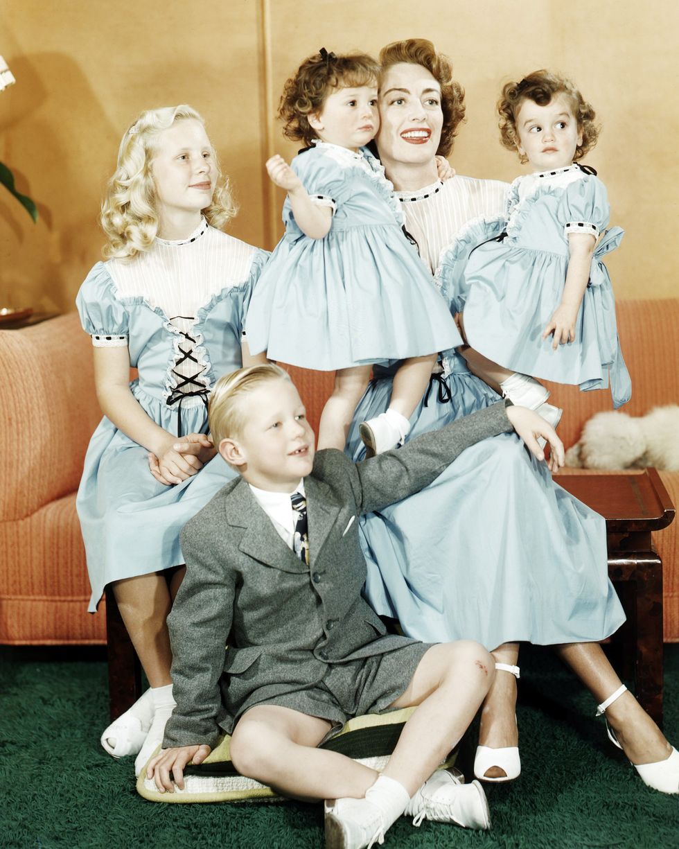 joan crawford con sus cuatro hijos