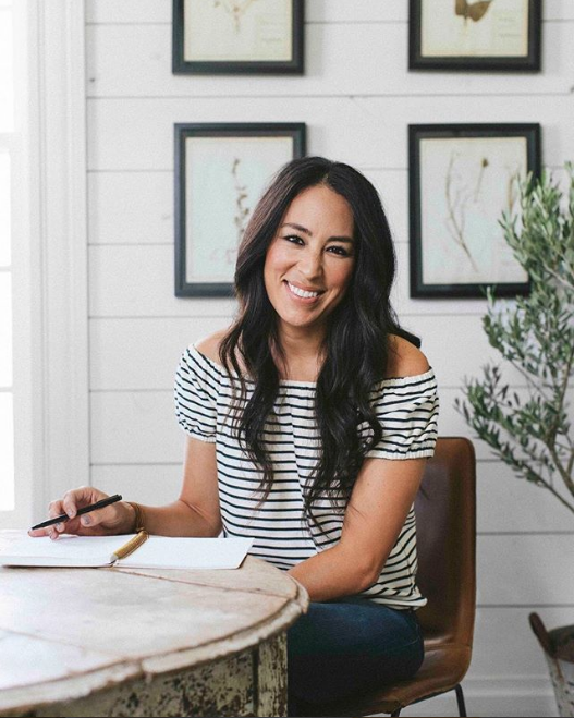 https://hips.hearstapps.com/hmg-prod/images/joanna-gaines-40th-birthday-1524152961.png