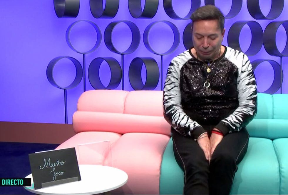 Fashion, Talent show, Couch, Performance, Leg, Thigh, Event, Furniture, Sitting, Leggings, 