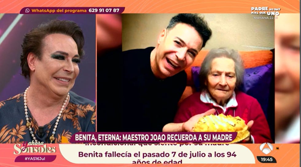 maestrro joao observa un vídeo de su madre