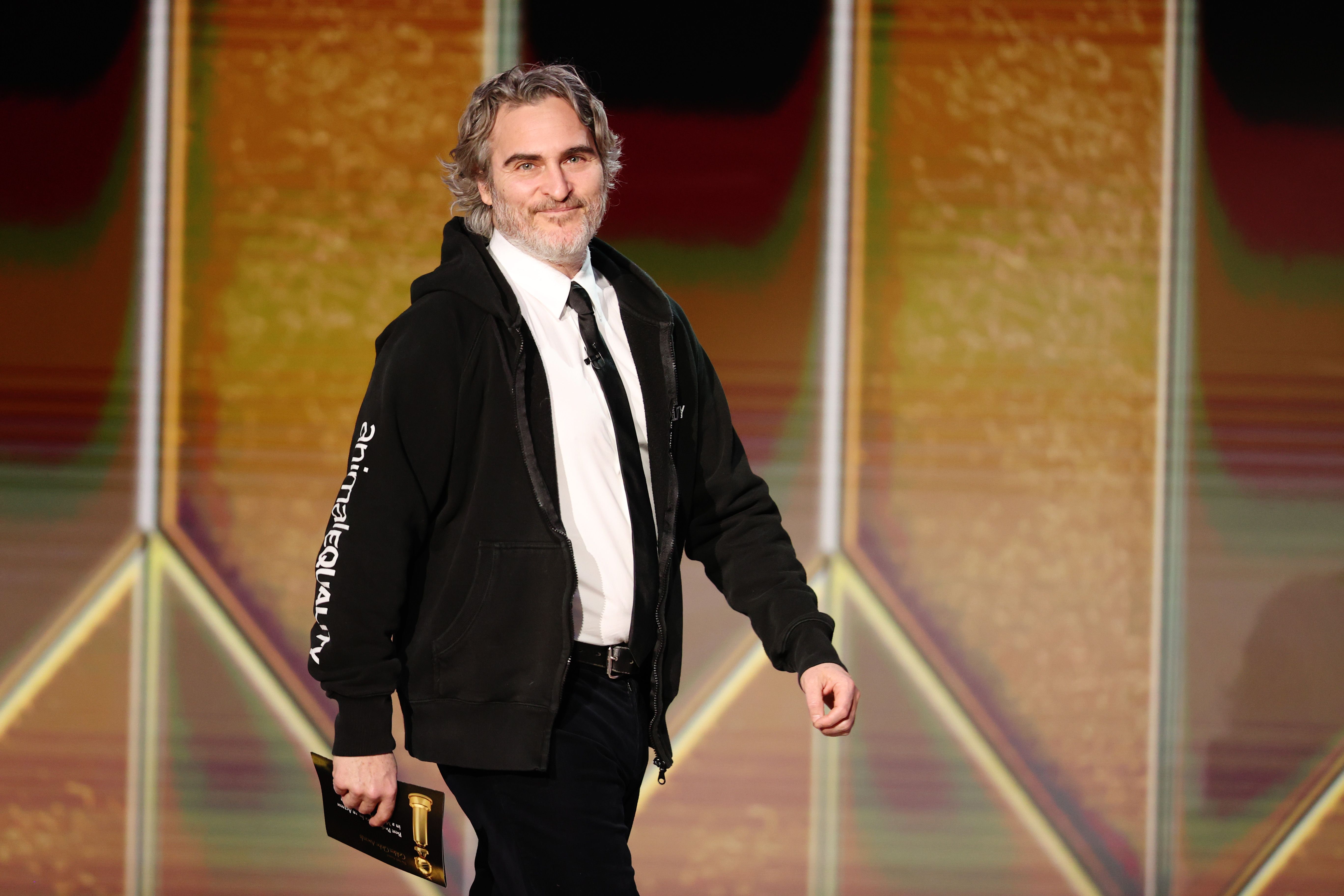 Globos de Oro 2021 Joaquin Phoenix y la sudadera negra