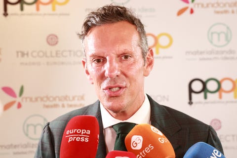 joaquin prat en un photocall frente a unos microfonos de prensa