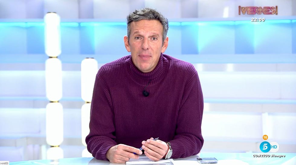 el presentador de telecinco, con un jersey de cuello alto en color burdeos, en el plato