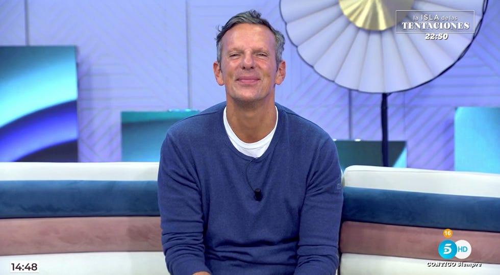 el presentador con jersey azul en el plato de telecinco