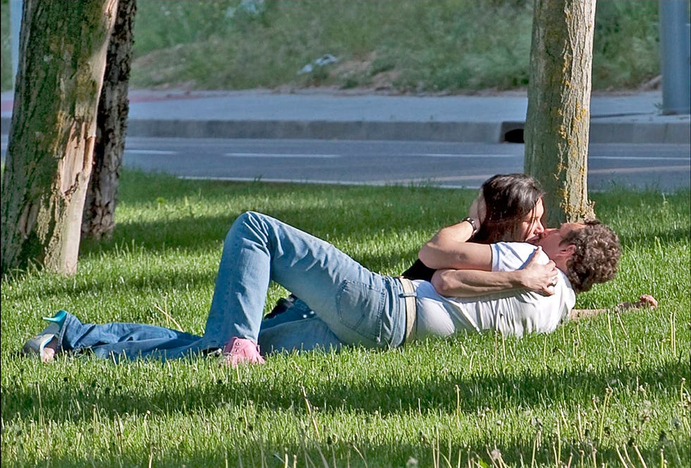 joaquín prat y yola berrocal juntos besándose en un parque de madrid en el año 2009