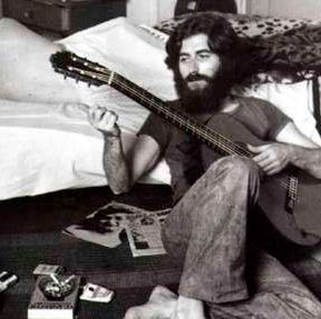 joaquín sabina en los años 70 tocando la guitarra en su habitación