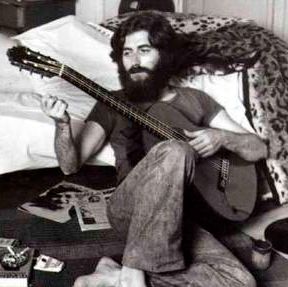 joaquín sabina en los años 70 tocando la guitarra en su habitación