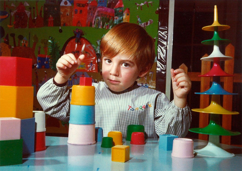 Joaquín Torres de pequeño jugando con construcciones