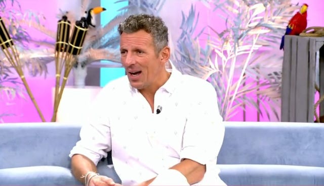 el presentador, con camisa blanca, en 'el programa de ana rosa'