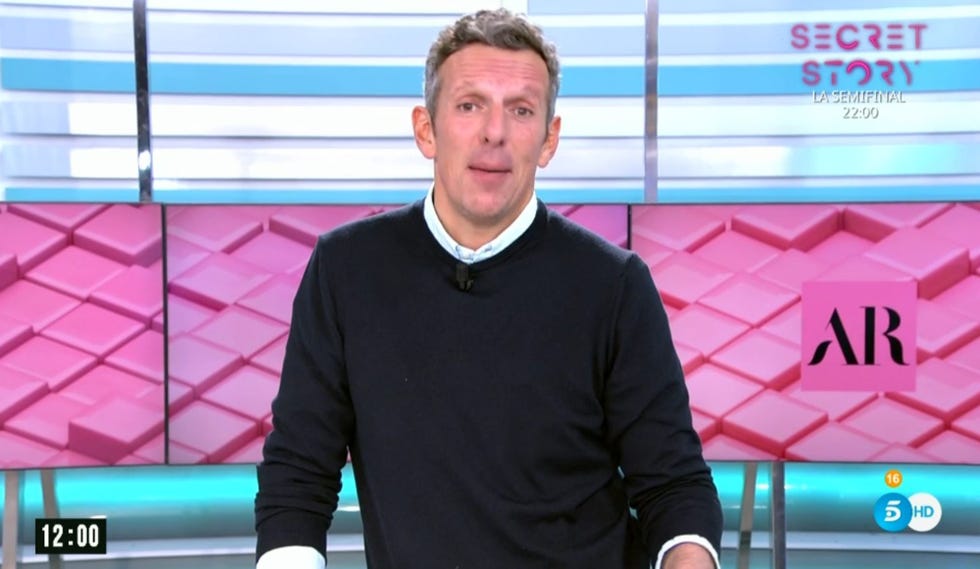 el presentador, con jersey negro, en el plató de telecinco