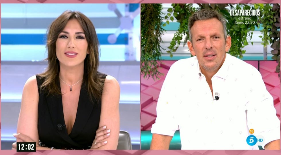 los presentadores en el plató de telecinco