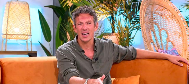 el presentador, con camisa verde, en el plató de las mañanas de telecinco